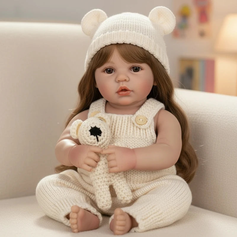Babypuppe mit weißer Strickbär-Mütze und Outfit, die einen kleinen Plüschbären hält.