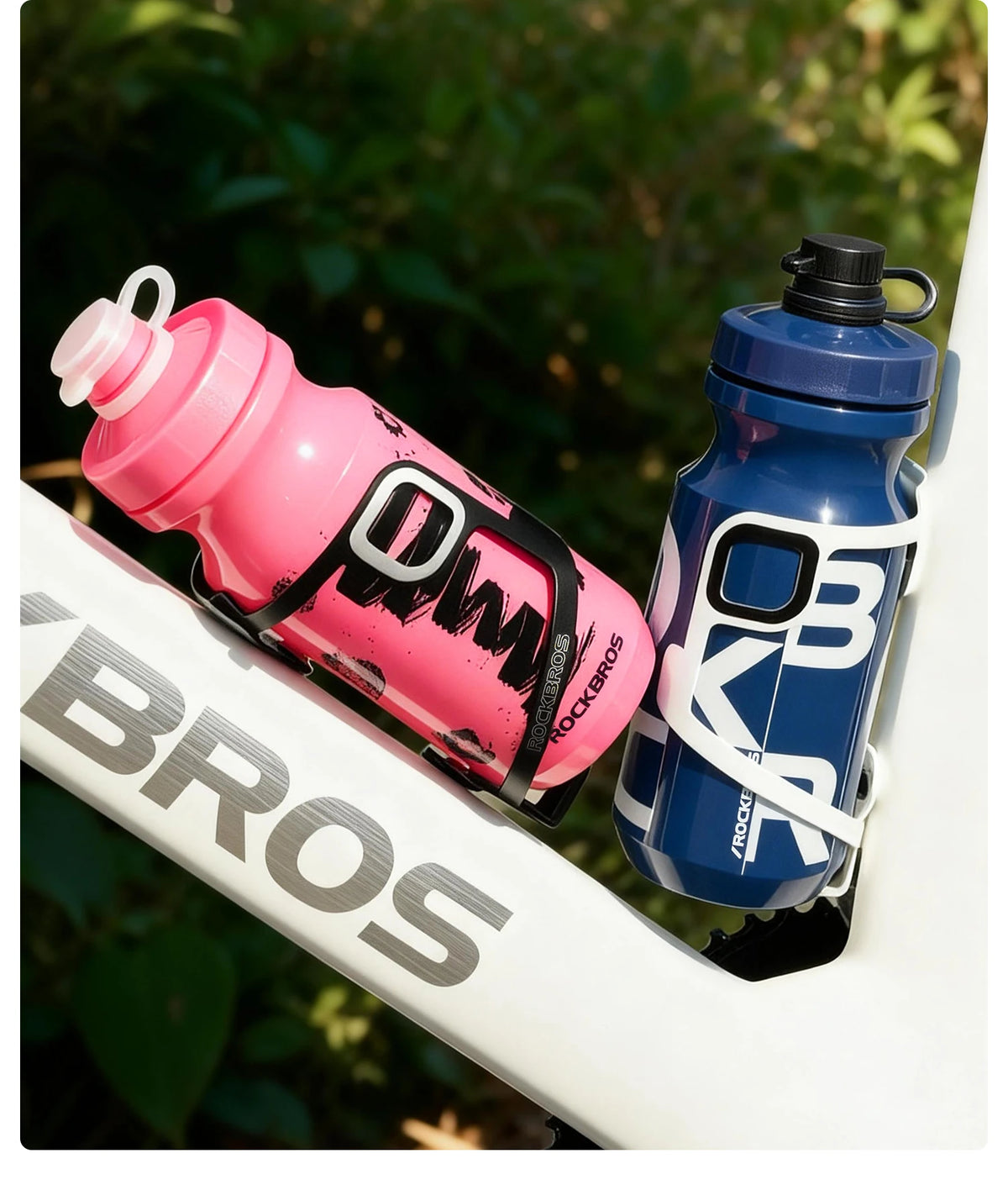 Una botella de agua para ciclismo duradera rosa y azul, apoyada sobre una superficie blanca al aire libre.