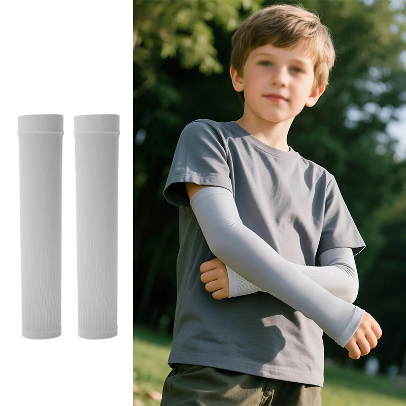 Junge zeigt seine Arme mit weißen Kompressionsärmeln an, trägt graues T-Shirt und olivfarbene Hosen.