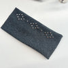 Bandeau en œillet grunge punk gris foncé avec petits clous métalliques le long du bord.