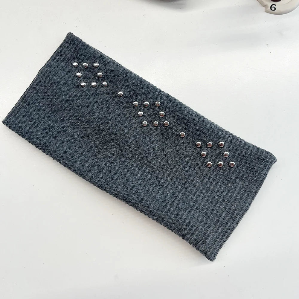 Bandeau en œillet grunge punk gris foncé avec petits clous métalliques le long du bord.