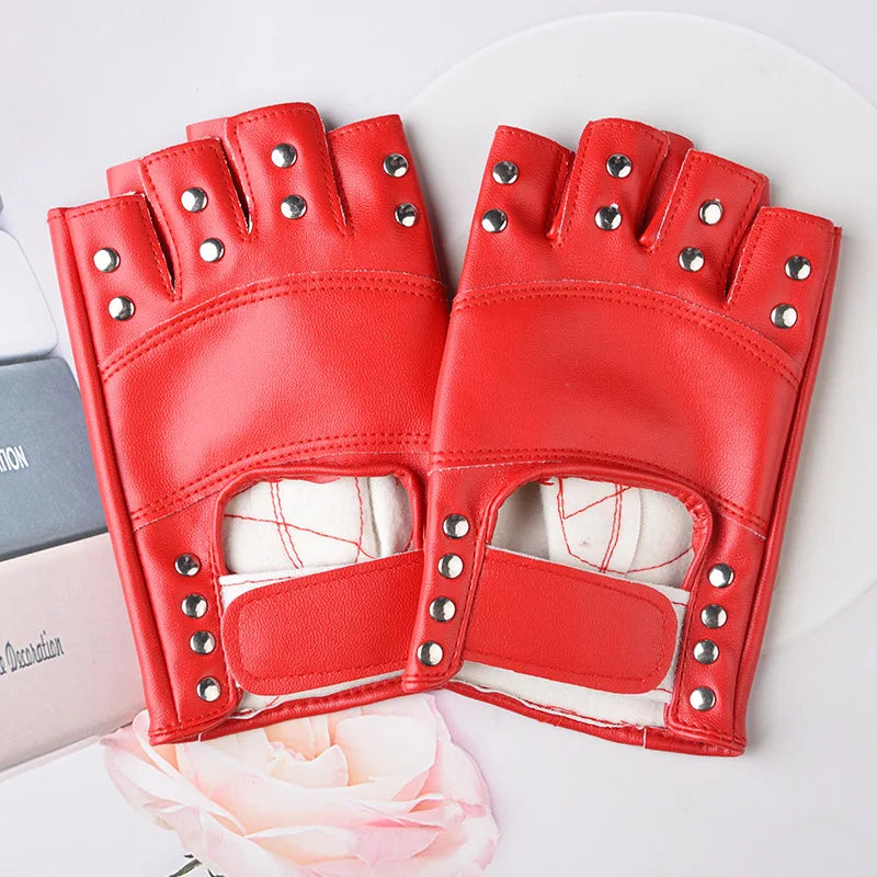 Ein Paar rote Damen-Rigg-Leder-Performancehandschuhe auf einer weißen Oberfläche.
