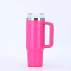 Tasse isotherme en acier inoxydable rose vif à grande capacité avec couvercle argenté et paille.