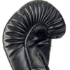 Schwarze Lederboxhandschuh mit gerolltem Design in Nahaufnahme.