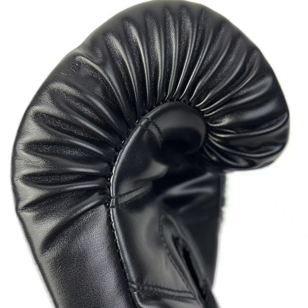 Schwarze Lederboxhandschuh mit gerolltem Design in Nahaufnahme.