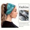 Eine Frau trägt ein türkis-paisley-Stirnband aus Stoff in ihrem Haar, wobei die Vorder- und Rückendesigns sichtbar sind.