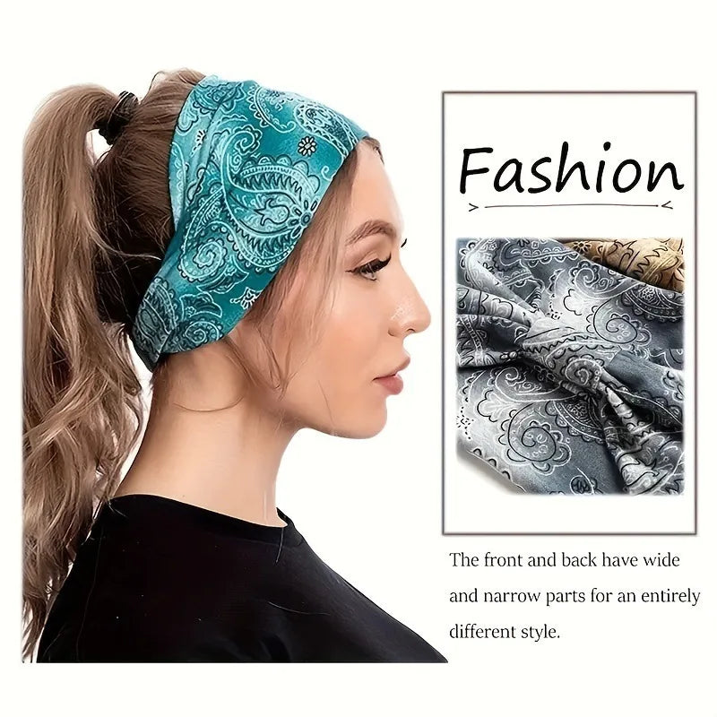Eine Frau trägt ein türkis-paisley-Stirnband aus Stoff in ihrem Haar, wobei die Vorder- und Rückendesigns sichtbar sind.