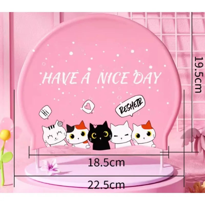 Bonnet de bain en carton rose imprimé, affiché sur un support avec différentes tailles.