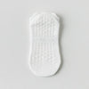 Une paire de chaussettes de yoga et de fitness blanches respirantes avec une semelle texturée.
