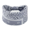 Graue Boho-Twist-Haube mit feinem weißen Paisley- und Blumenmuster