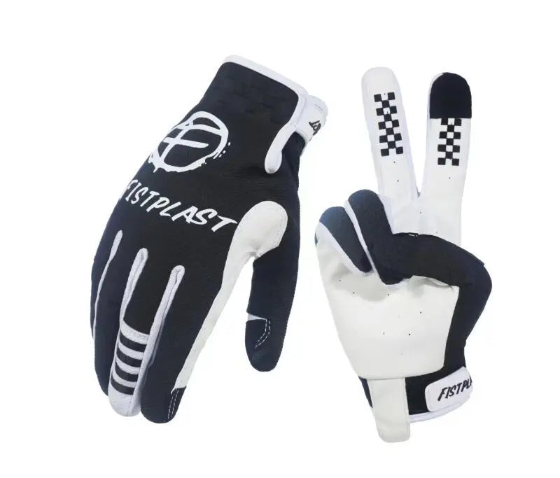 Une paire de gants de motocross durables noir et blanc pour tout-terrain, sur fond blanc.