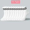 Dix paires de chaussettes en tricot respirantes à rayures blanches et noires, mi-mollet pour femmes, disposées en rangée.