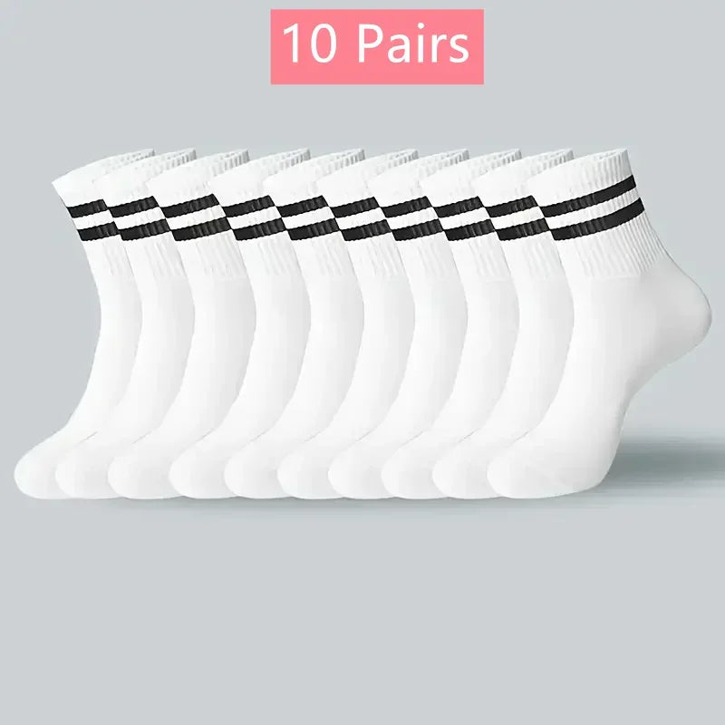Dix paires de chaussettes en tricot respirantes à rayures blanches et noires, mi-mollet pour femmes, disposées en rangée.