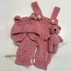Handgewebte rosa Babybär-Fotoprops, inklusive Kleidungsstück und Plüschtier.