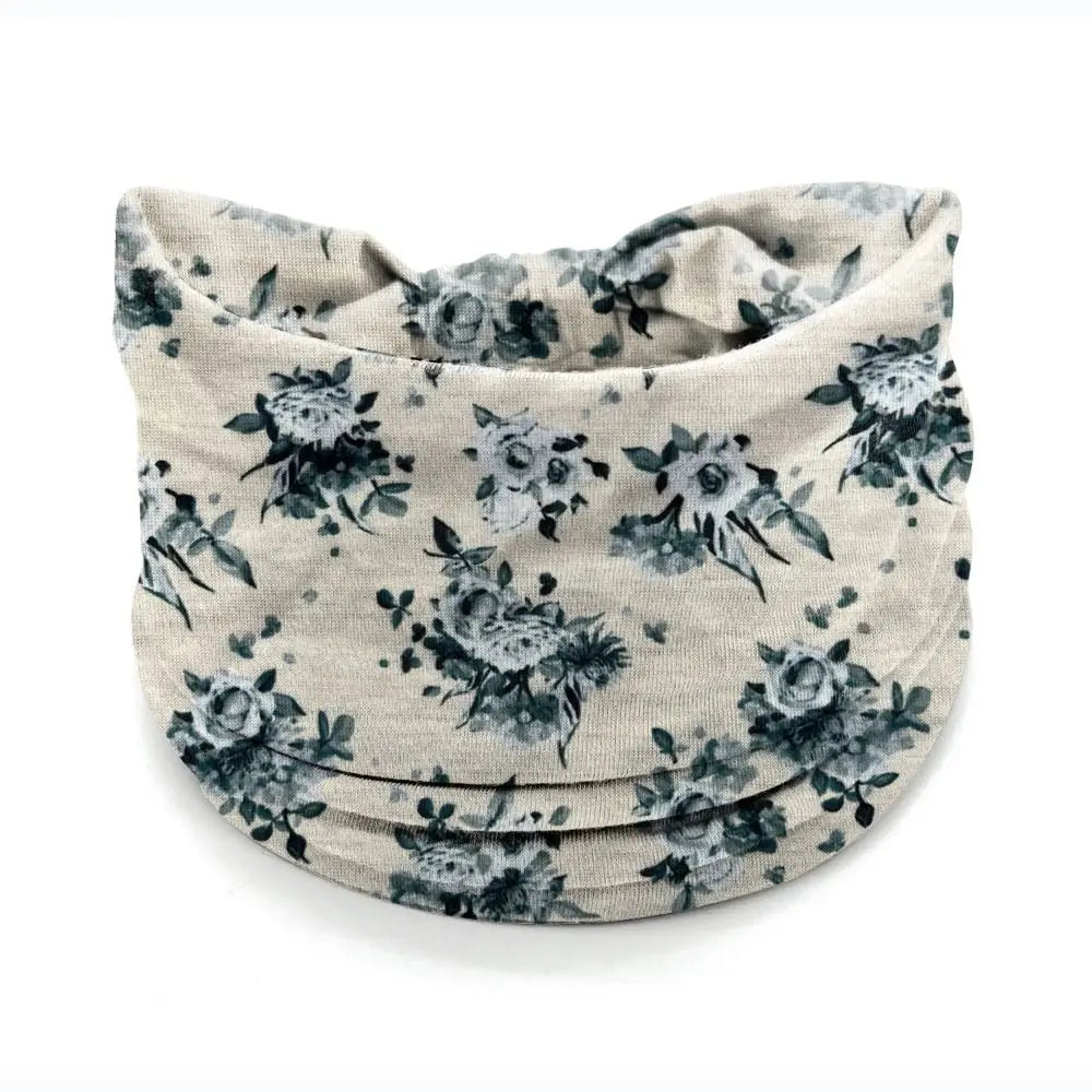 Diadema de yoga beige elástica con estampado floral oscuro de rosas azul gris y follaje.
