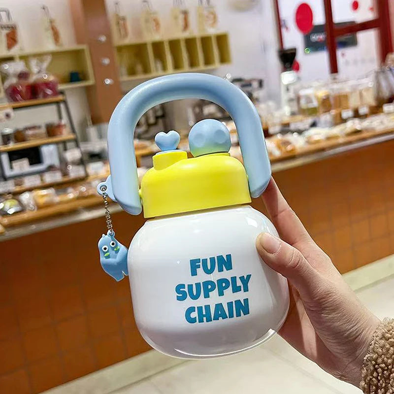 Una mano sostiene una botella de agua aislada blanca con tapa y pajita azul claro, con el texto FUN SUPPLY CHAIN.