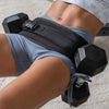 Una persona usando un cinturón de cintura ponderado negro para fitness mientras hace ejercicio.