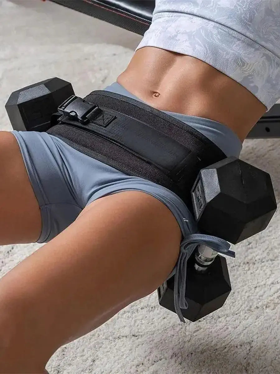 Una persona usando un cinturón de cintura ponderado negro para fitness mientras hace ejercicio.