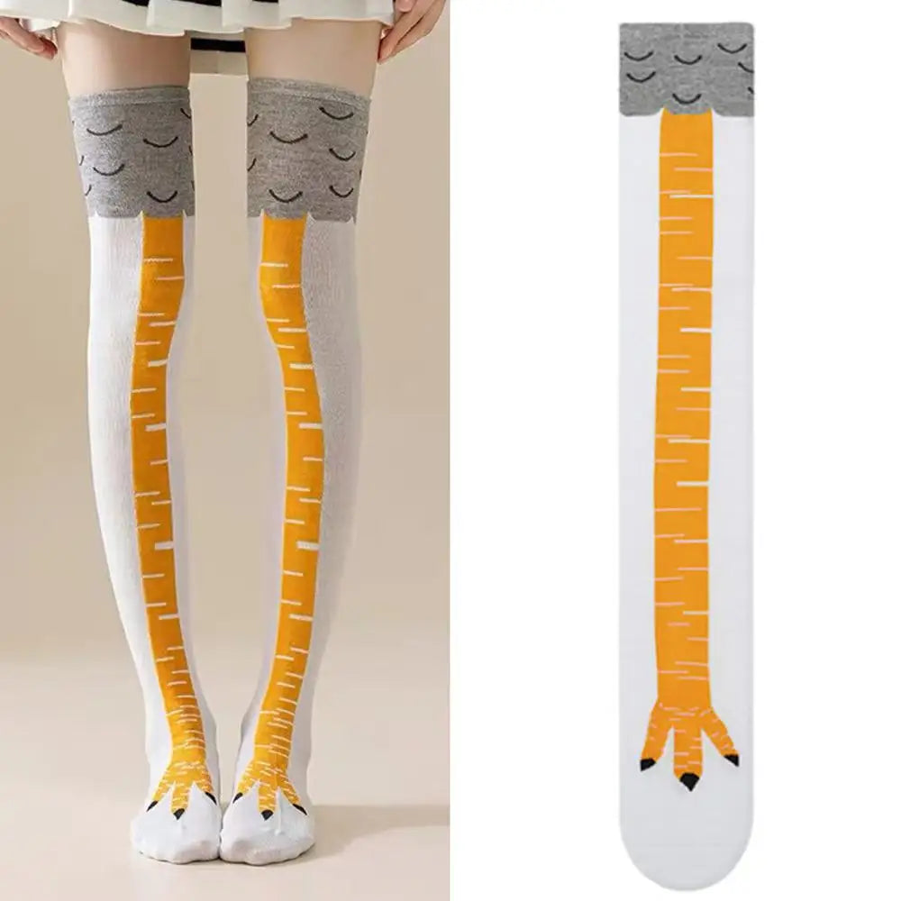 Chaussettes montantes avec un dessin de poulet amusant en orange et gris.