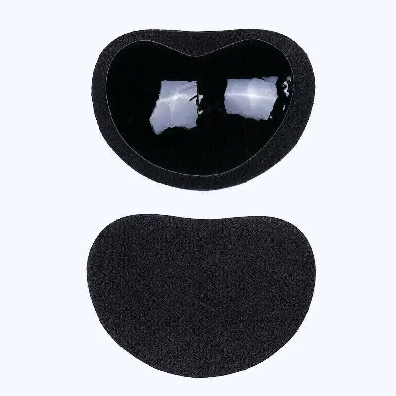Ein Paar schwarze Silikon-BH- und Badeanzug-Pads, gezeigt in zwei Formen.