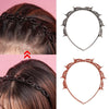 Un set de clips y bandas para el pelo con flequillo doble, cabello castaño oscuro y detalles metálicos.