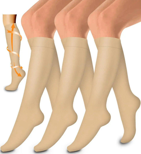 Un juego de tres medias de compresión beige para mujer, mostradas en piernas y pies.