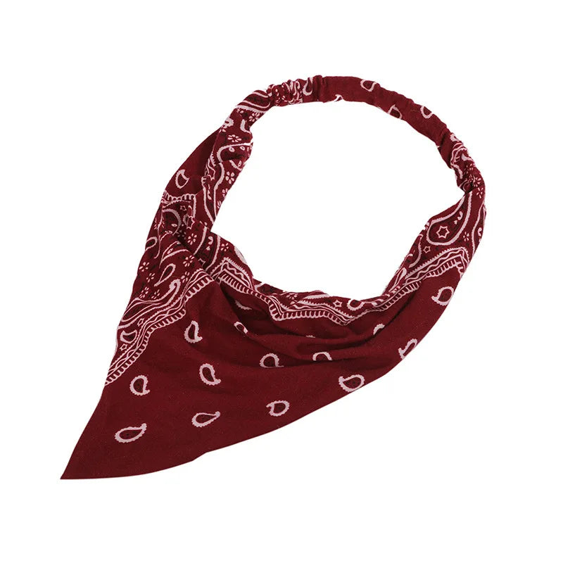 Pañuelo triangular boho paisley color borgoña atado al cuello.