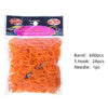 Paquete con bandas elásticas naranjas para telar, ganchos S y una aguja para hacer pulseras.