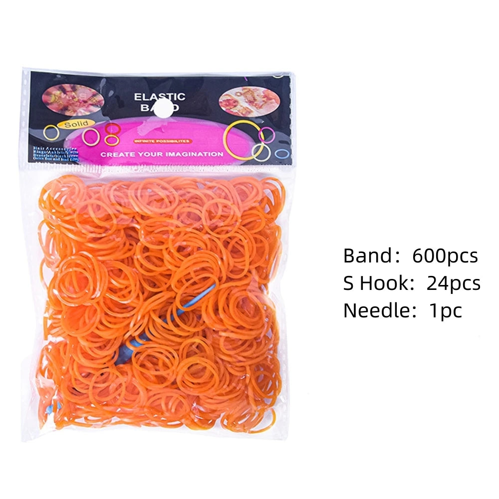 Paquete con bandas elásticas naranjas para telar, ganchos S y una aguja para hacer pulseras.