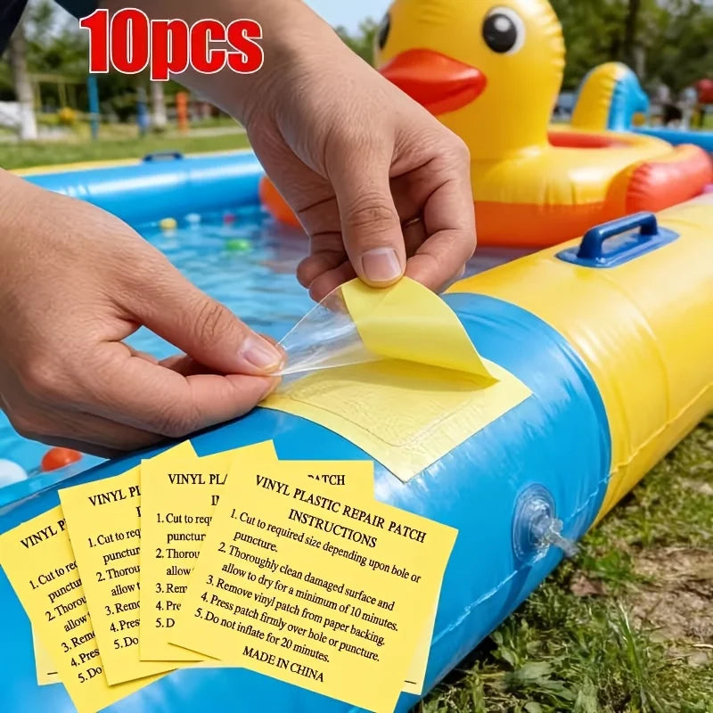 Eine Hand appliziert einen gelben Vinyl-Reparaturflicken auf eine blaue aufblasbare Pool-Schwimmhilfe.