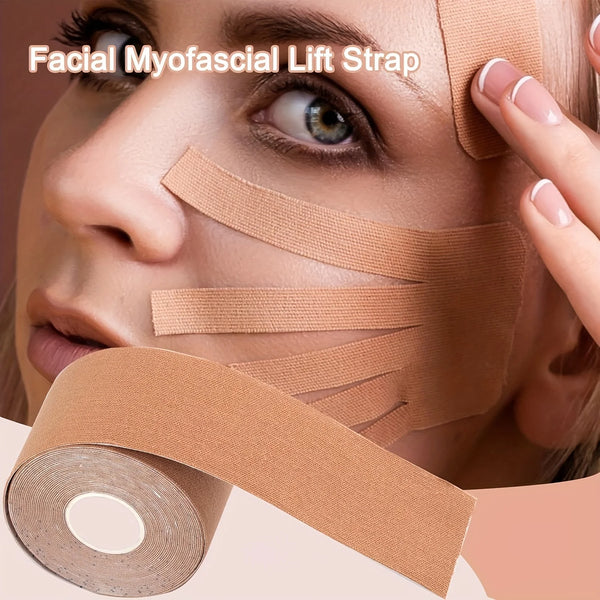شريط رفع للعضلات الوجهية يُطبق على وجه امرأة بشريط لاصق.