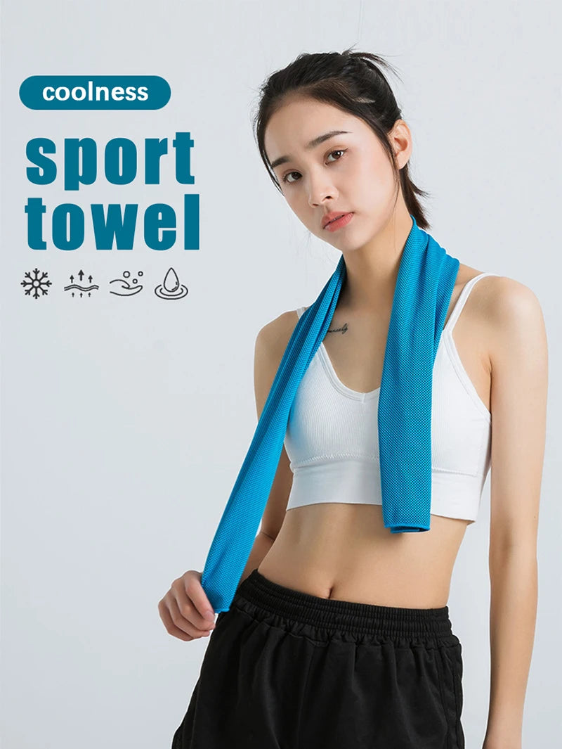 Une jeune femme modélise une serviette de sport bleu vif, vêtue d'un équipement de sport.