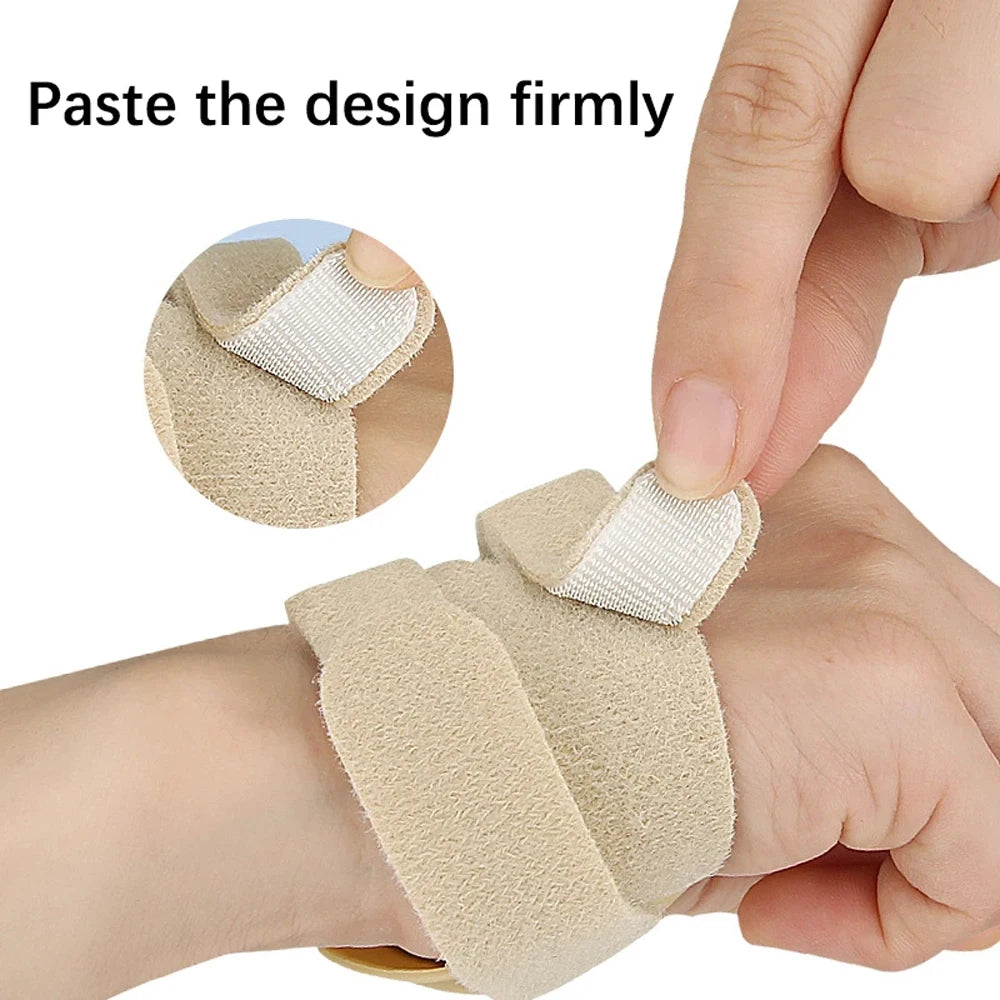Eine Hand trägt einen beigen Silikon-Daumenspleißstabilisator auf den Finger und zeigt, wie man das Design festklebt.