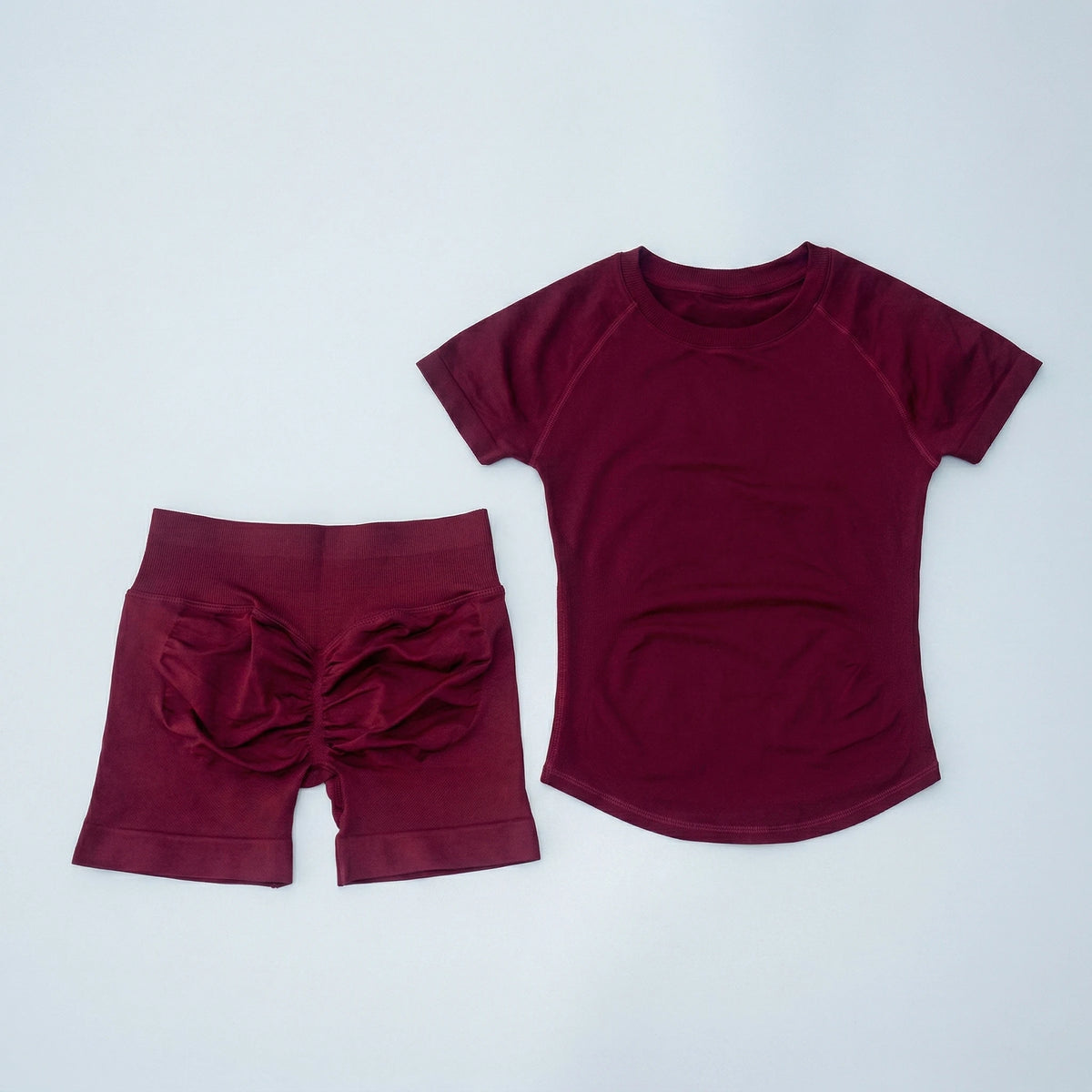 Ensemble de yoga et fitness marron sans couture pour femmes, comprenant un haut à manches courtes et un bas assorti.