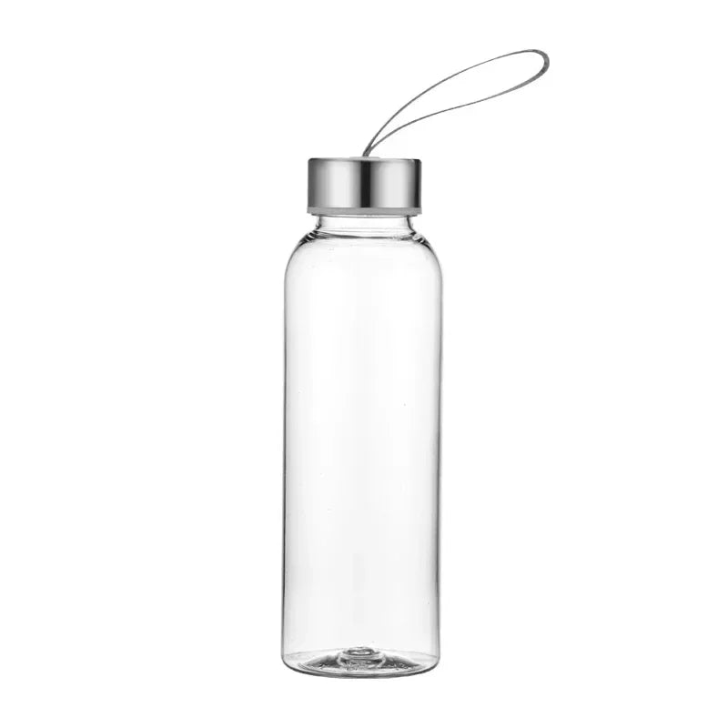 Botella de agua deportiva transparente con tapa plateada y un lazo de alambre delgado para llevar