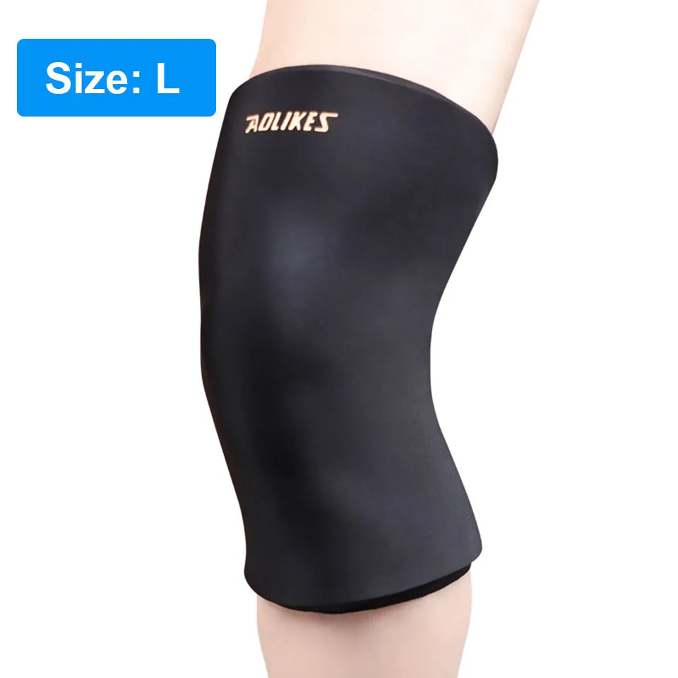 Black Adult knee sleeve for hot and cold therapy, size L