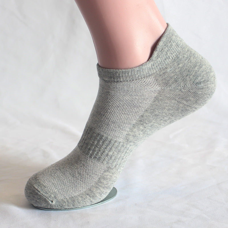 Nahaufnahme eines Paares grauer sportlicher Socken, getragen am Fuß einer Person.