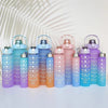 Una colección de 12 botellas deportivas de agua con degradados en varios tonos de azul y rosa, dispuestas sobre una superfici