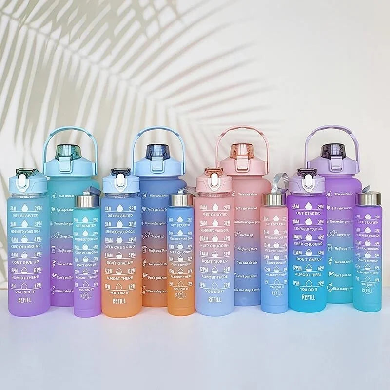 Una colección de 12 botellas deportivas de agua con degradados en varios tonos de azul y rosa, dispuestas sobre una superfici