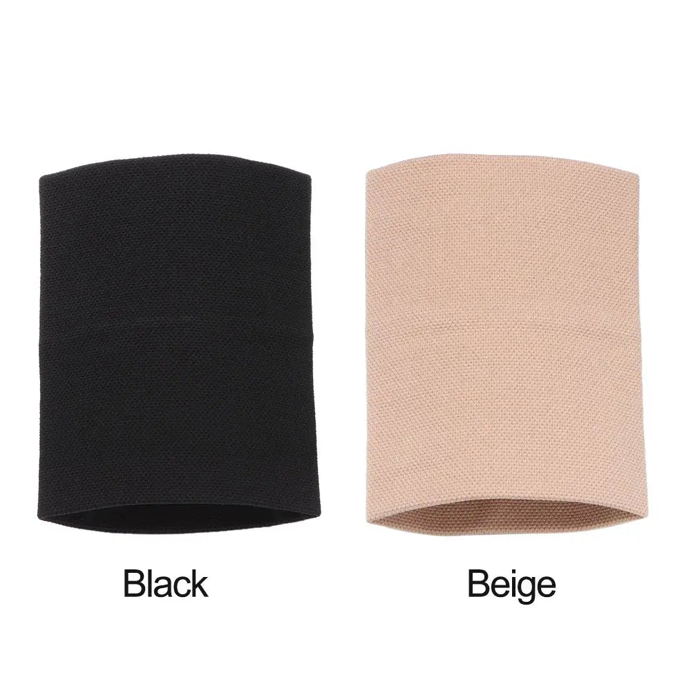 Une paire de manchons de soutien compressif confort, noirs et beige.