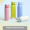 Un ensemble de tasses thermos en acier inoxydable roses et bleues démontrant la rétention de température pour boissons chaude