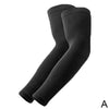 Un par de mangas de nylon negro para protección UV mostradas en una pila vertical.