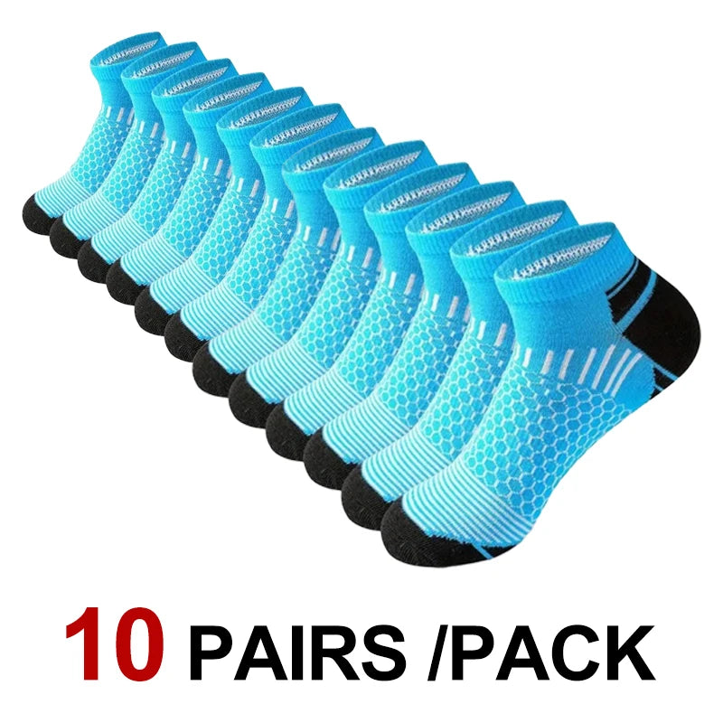 Un pack de 10 paires de chaussettes de sport en maille bleu clair avec accents noirs.