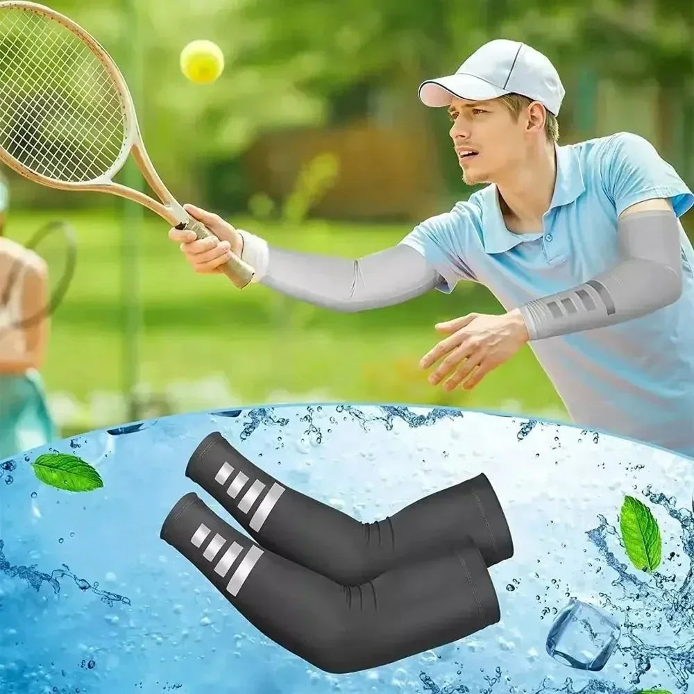 Ein männlicher Tennisspieler trägt schwarze UV-Schutz-Armmanschetten und schlägt mit einem Racketsball im Freien.