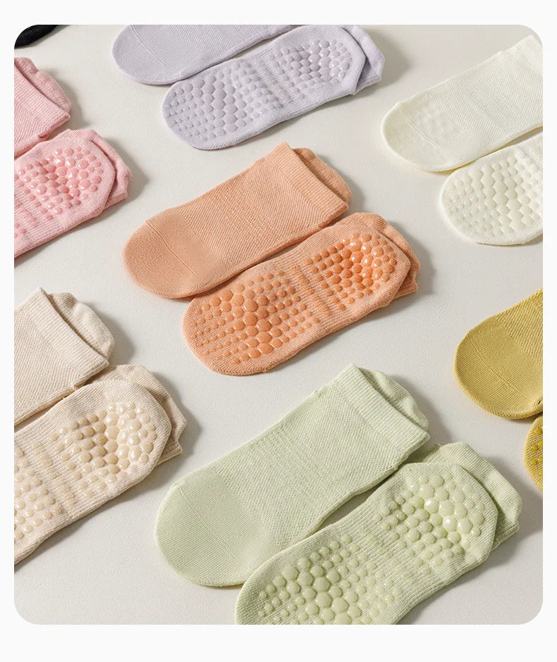 Collection de chaussettes de yoga et de fitness respirantes dans diverses nuances pastel, dont rose, pêche, crème et vert cla
