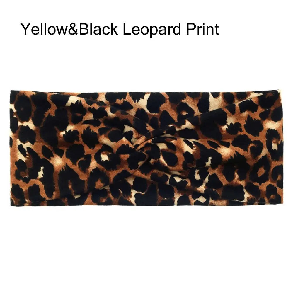 Diadema elástica de tela con estampado de leopardo marrón y negro.