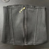 Corset de maintien sans coutures noir avec fermeture éclair.