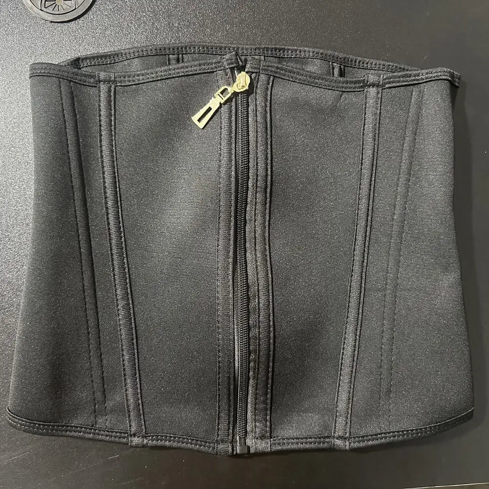 Corset de maintien sans coutures noir avec fermeture éclair.