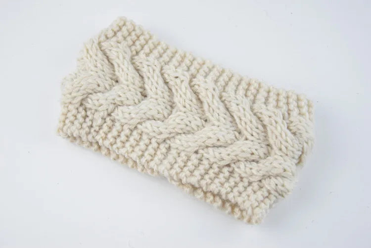 Diadema de punto beige con patrón en V para cabello y tocado de invierno.