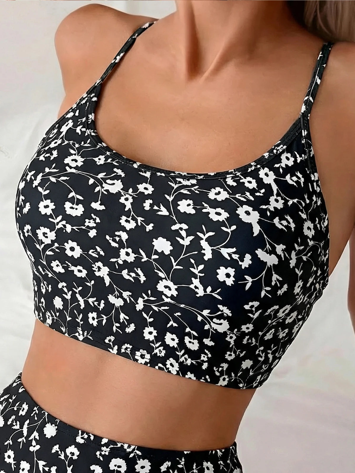 Conjunto de bikini de dos piezas de cintura alta con estampado floral negro